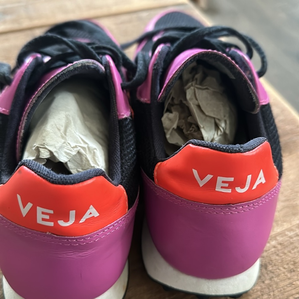 Trade/sell Veja shoes size 8. New pretty purple black and orange tennis shoes. - Picture 6 of 7